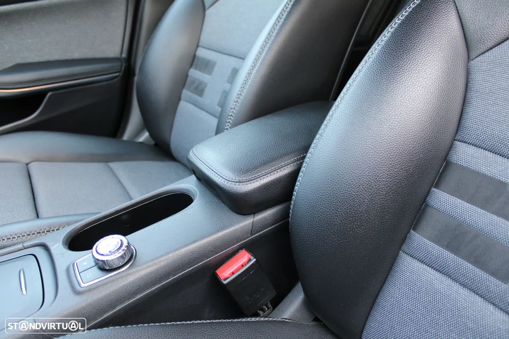 Mercedes-Benz GLA 180 d 7G-DCT Urban - 31