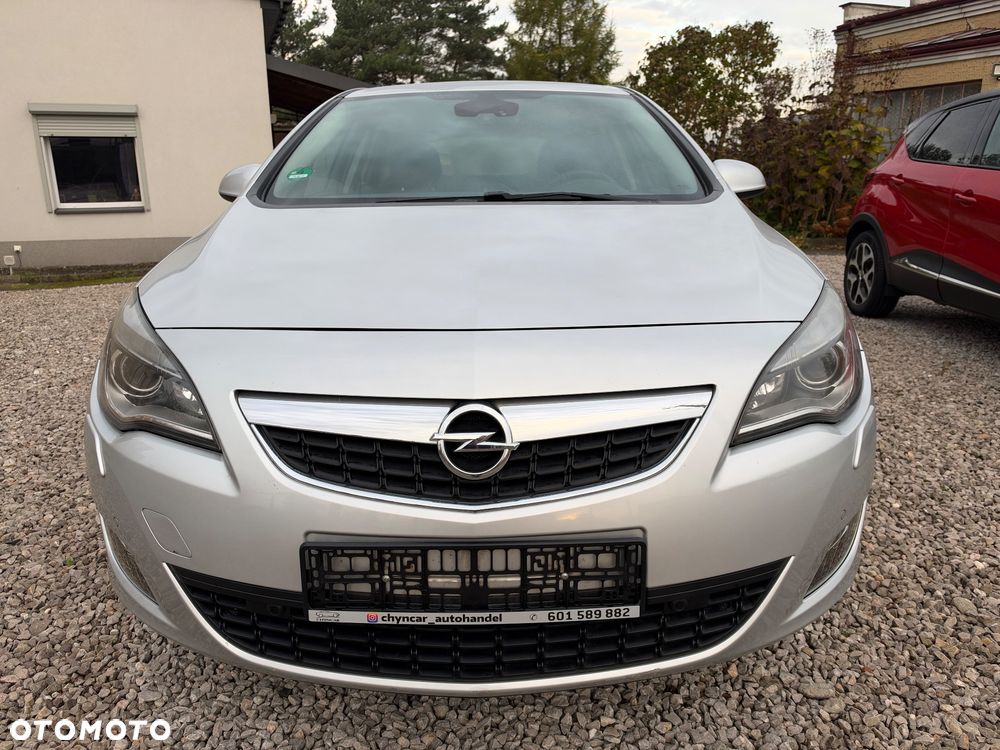 Opel Astra 2010 photo 2