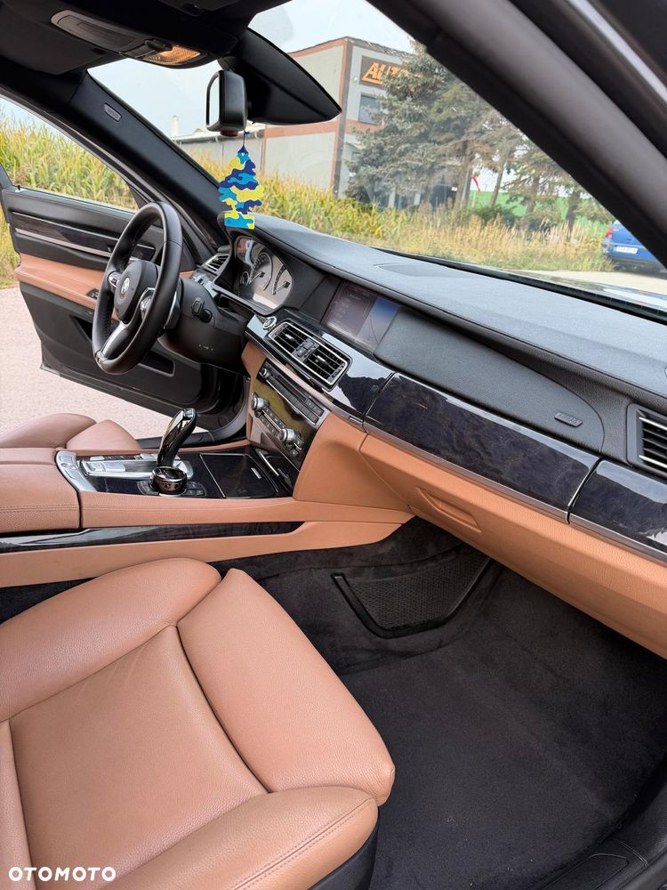 BMW Seria 7 750i xDrive - 13