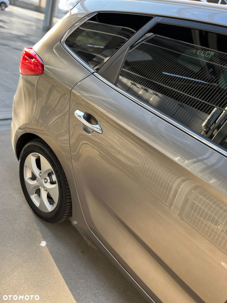 Kia Carens - 16