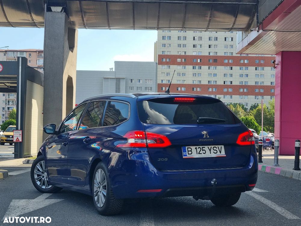 Peugeot 308 SW 1.2 L PureTech Turbo S&S Allure - 17