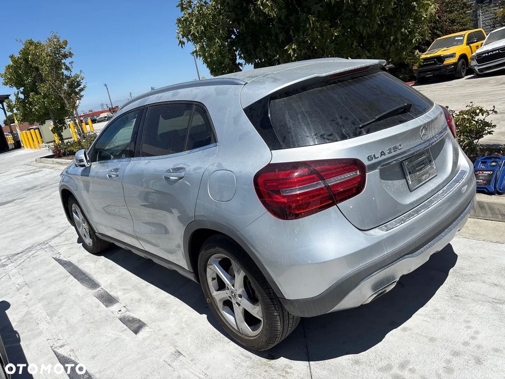 Mercedes-Benz GLA - 4
