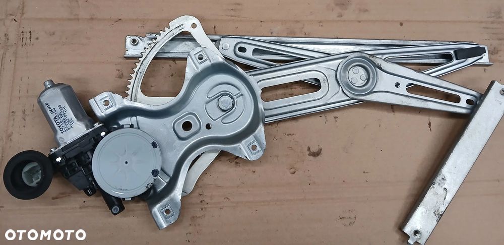 Toyota Yaris II mechanizm podnośnik szyby przód przedni prawy  5D    06-11 - 5
