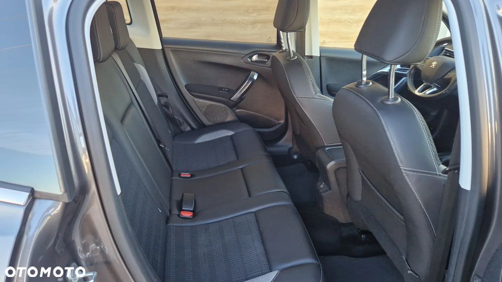 Peugeot 2008 1.6 BlueHDi Allure S&S - 20