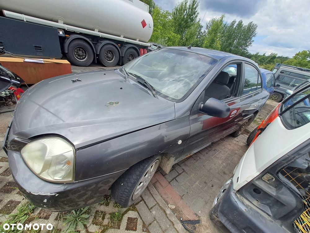 Kia Rio DC (02-05r.) 1.3 B 81 KM. Silnik AUB Skrzynia ETC lakier 1C/A5C .Cały na części.GWARANCJA !!! Przód Tył Zestaw Komplet Drzwi Klapa Zderzak Błotnik Maska Grill Atrapa Szyba Pas Lampa Lusterko Boczki Fotel Kanapa Kokpit Deska Rozdzielcza Przełącznik Włącznik Sterownik Przewody Wiązka Instalacja Moduł Komputer Czujnik Listwa Pompa Alternator Wtryski Głowica Rozrusznik Kompresor Sprzęgło Dwumas Silnik Skrzynia ABS Klimatyzacji Paliwa Wspomagania Kolektor Turbina Przepustnica Zawór Chłodnica Koło Hak Belka Sanki Zawieszenie Mcpherson Półoś Amortyzator Wydech Tłumik Zacisk Most - 2