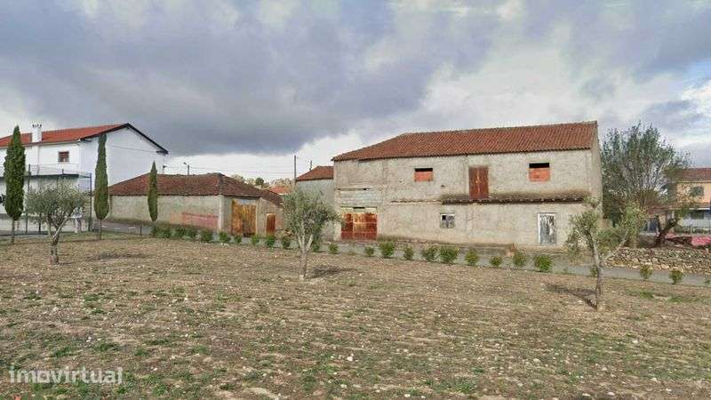 Edifício ~400 m² + lote ~750 m² para reconstrução - Vimioso, Bragança - Grande imagem: 3/5