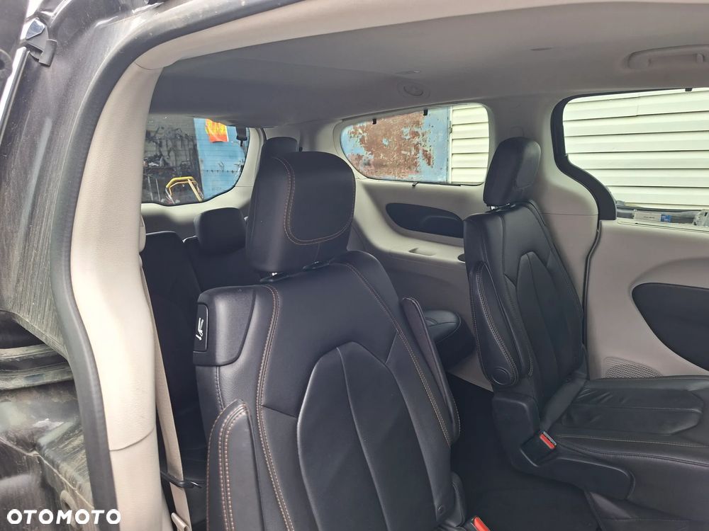Chrysler Pacifica - 12