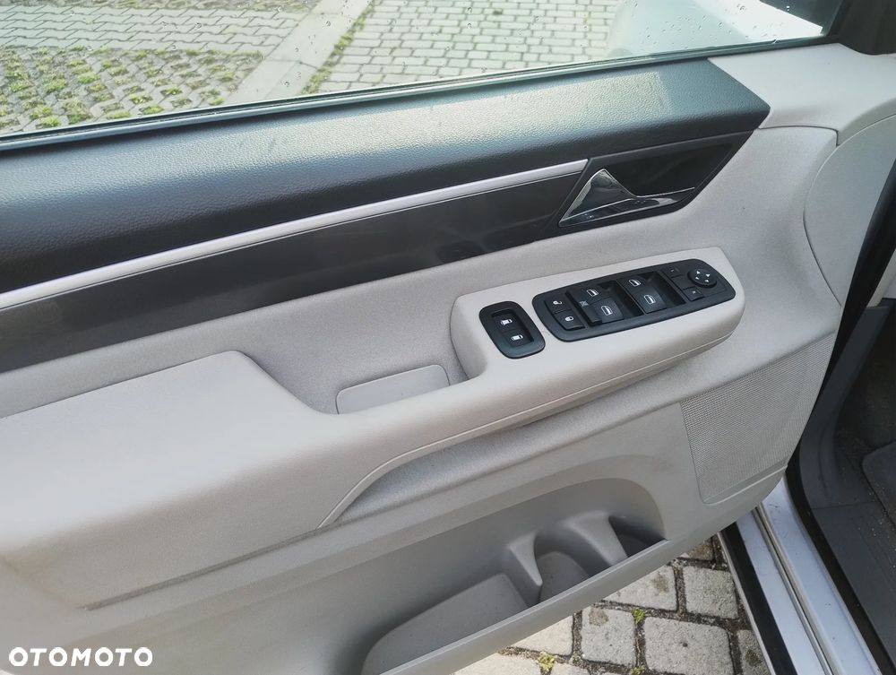 Volkswagen Routan - 12