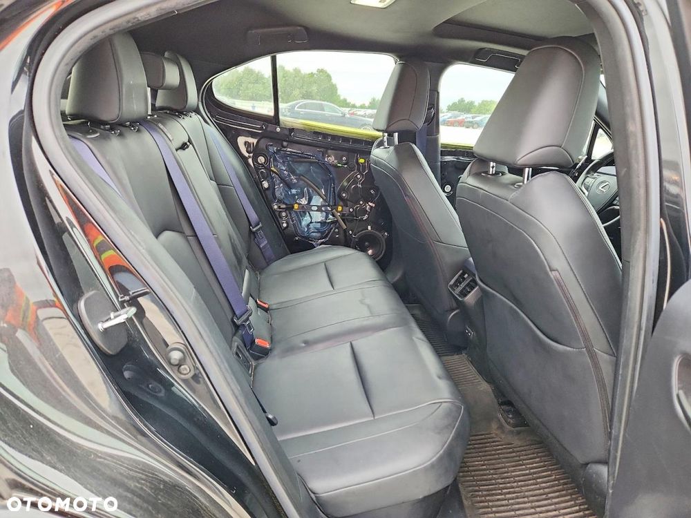 Lexus UX - 8