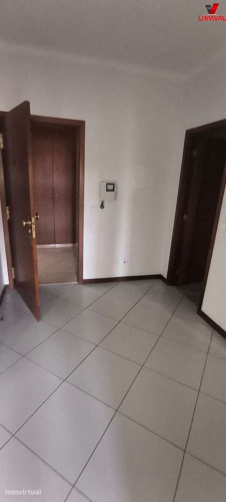 Apartamento T1 com Garagem - Lamaçães - Grande imagem: 3/9