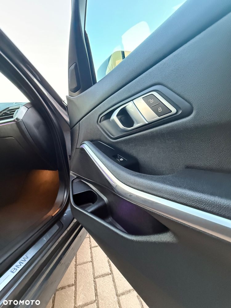 BMW Seria 3 330i xDrive Sport Line - 27
