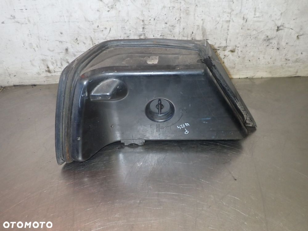 LAMPA PRAWA TYLNA MERCEDES - BENZ W124 E300 2.3 - 2