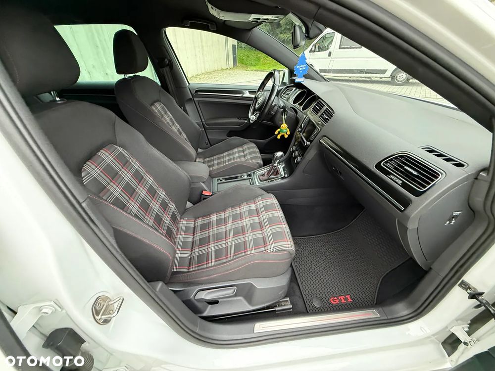 Volkswagen Golf - 11