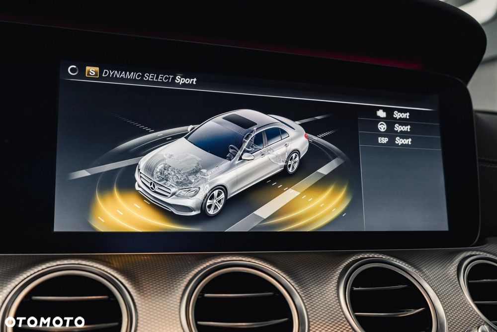 Mercedes-Benz Klasa E 220 d 4-Matic 9G-TRONIC - 22