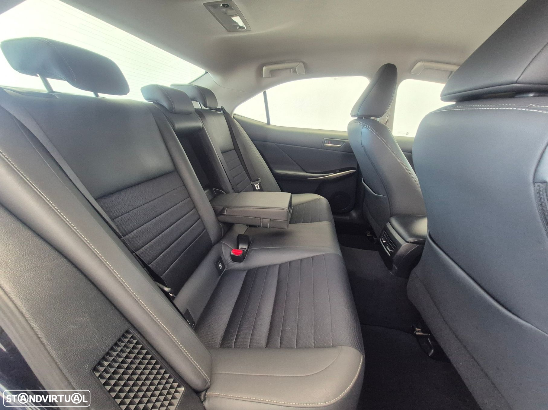 Lexus IS 300H Sport Edition - 25