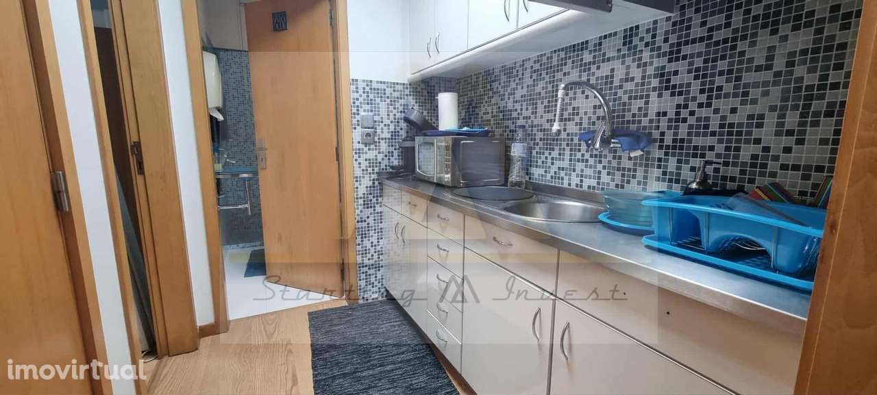 Loja comercial no largo do passeio Alegre, na Póvoa de Varzim. - Grande imagem: 4/17