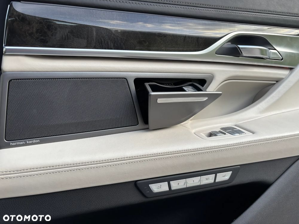 BMW Seria 7 750Li xDrive - 37