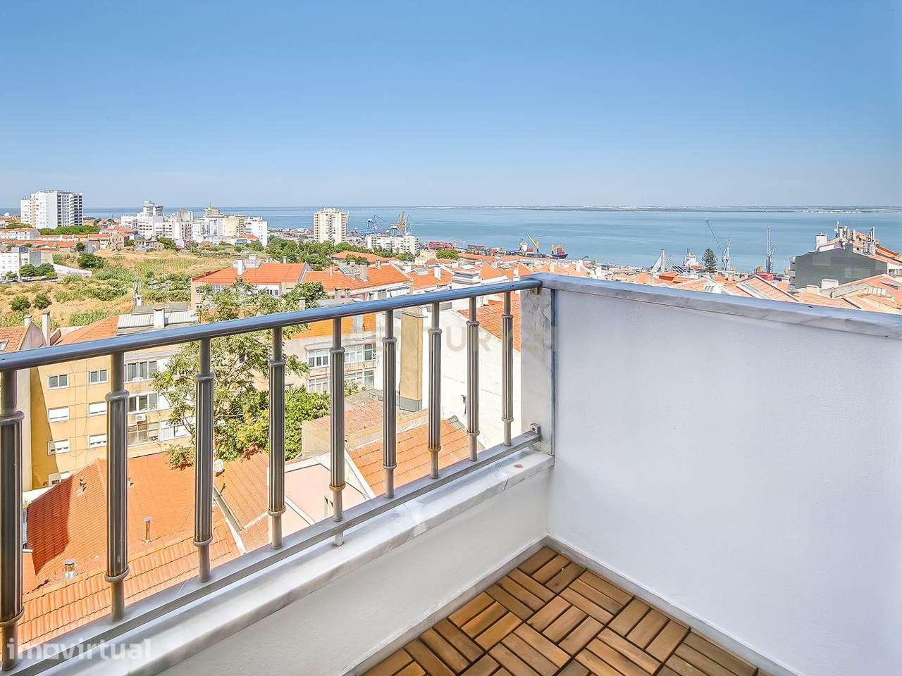 Apartamento T2 Renovado com Vista Panorâmica em São Vicente, Lisboa - Grande imagem: 2/23