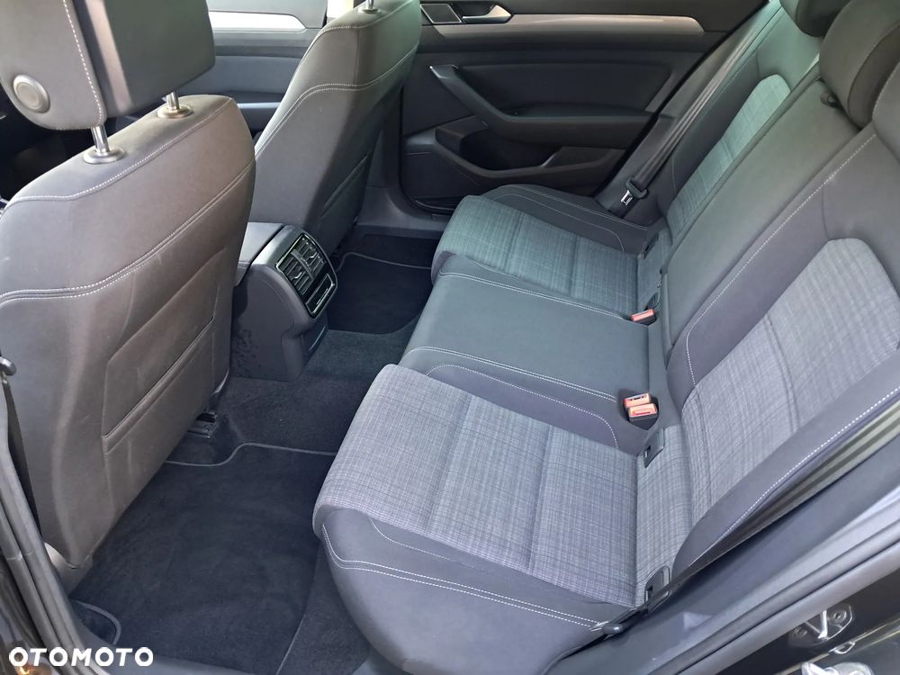 Volkswagen Passat 2.0 TDI SCR Style DSG - 23