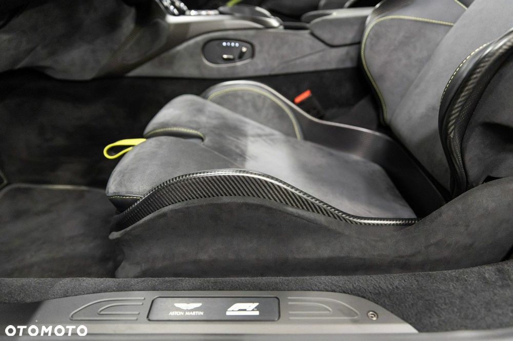 Aston Martin Vantage - 35