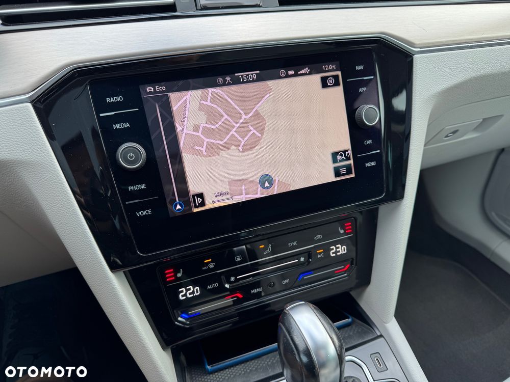 Volkswagen Passat Variant 2.0 TDI SCR DSG Highline - 24