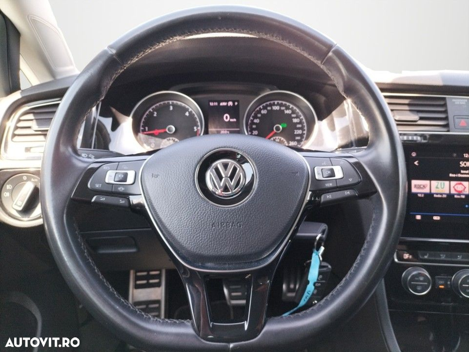 Volkswagen Golf - 10