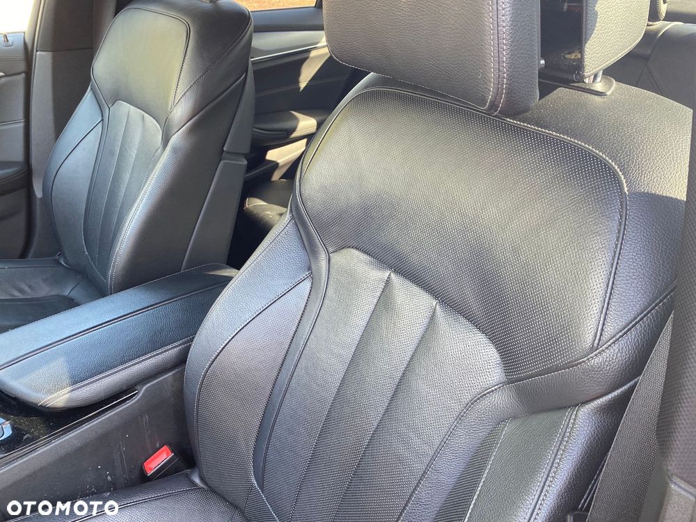 BMW Seria 5 M550i xDrive sport - 25