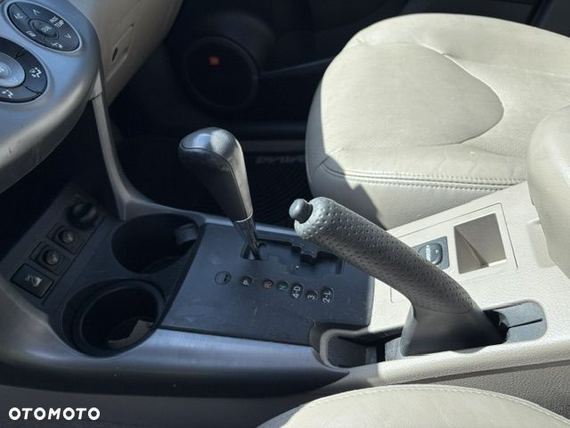 Toyota RAV4 - 8