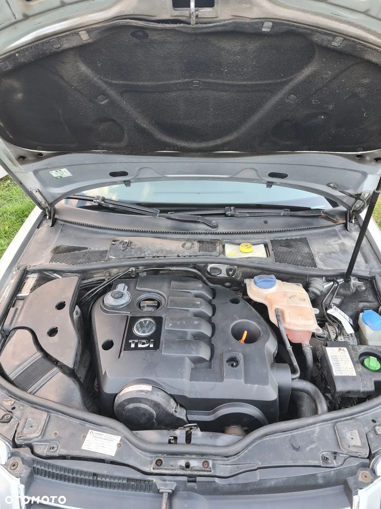 Volkswagen Passat 1.9 TDI Highline - 20
