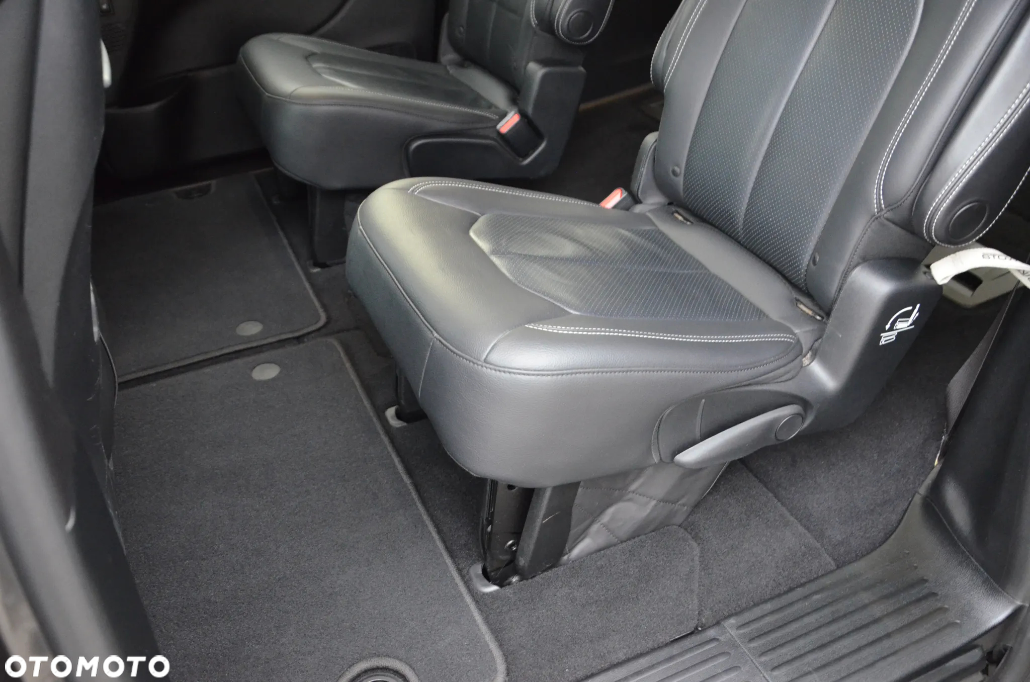 Chrysler Pacifica - 12