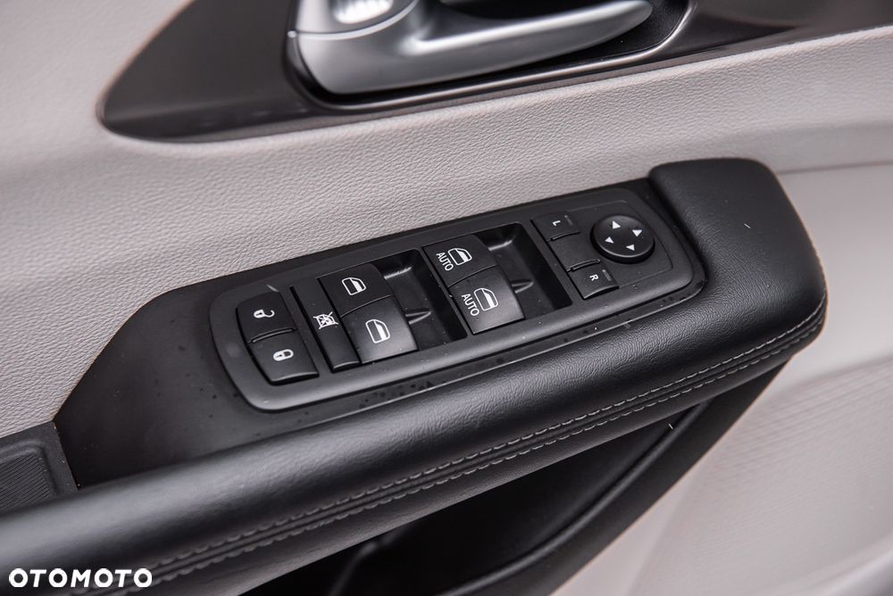 Chrysler Pacifica - 16