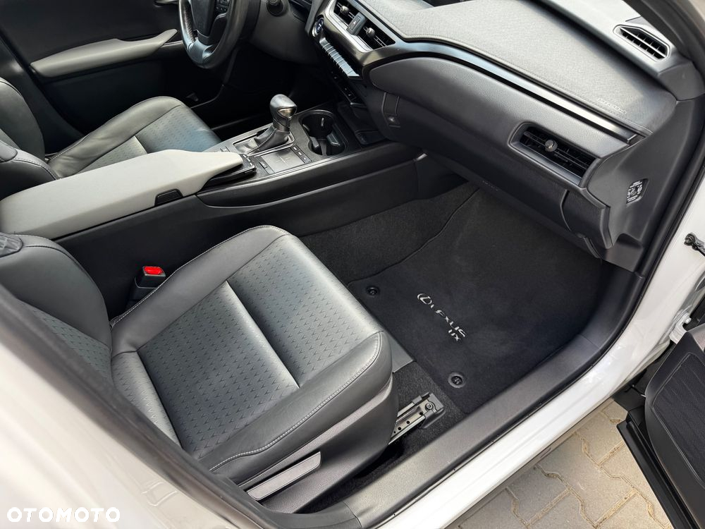 Lexus UX - 14