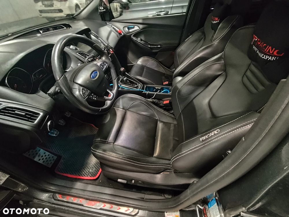 Ford Focus 2.0 EcoBoost ST - 11
