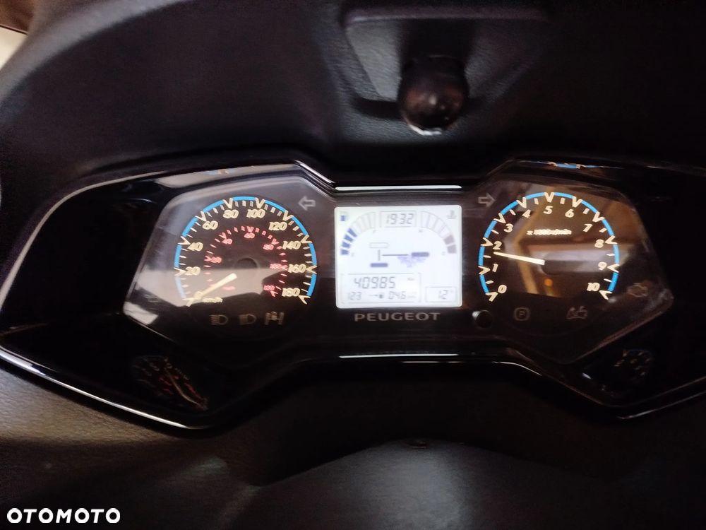 Peugeot Metropolis - 8