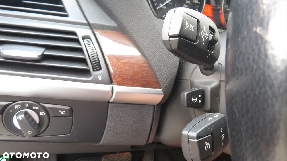 BMW X5 4.8i xDrive - 8