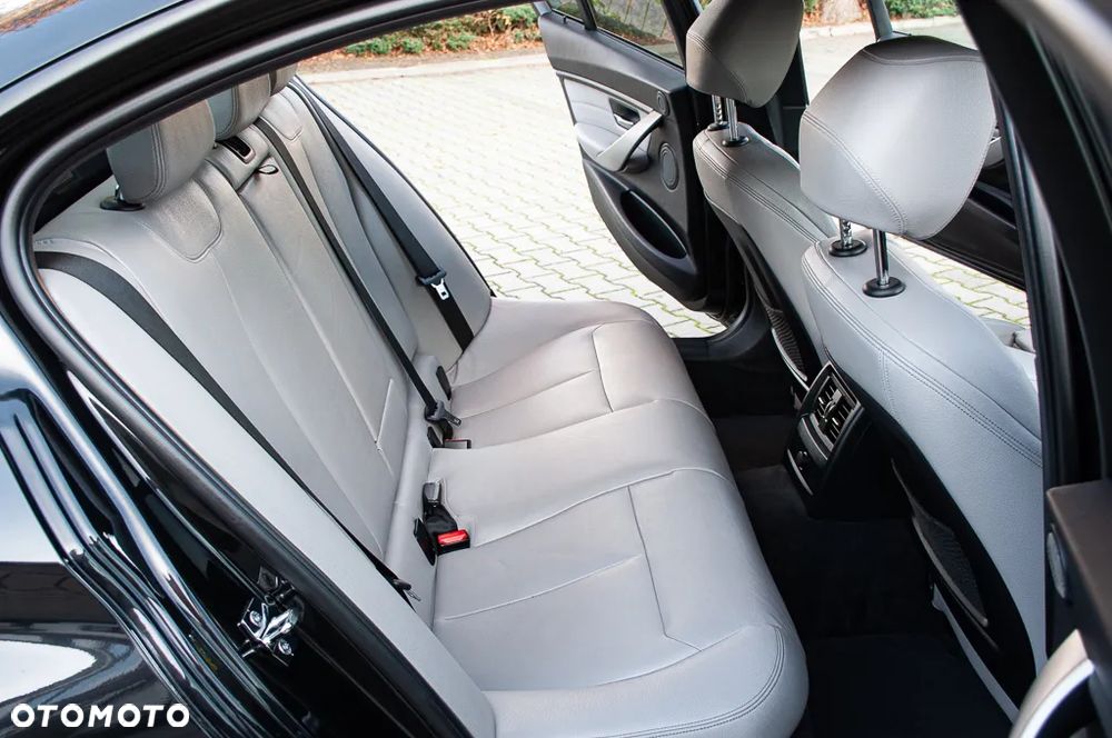 BMW Seria 3 320d M Sport Edition - 26