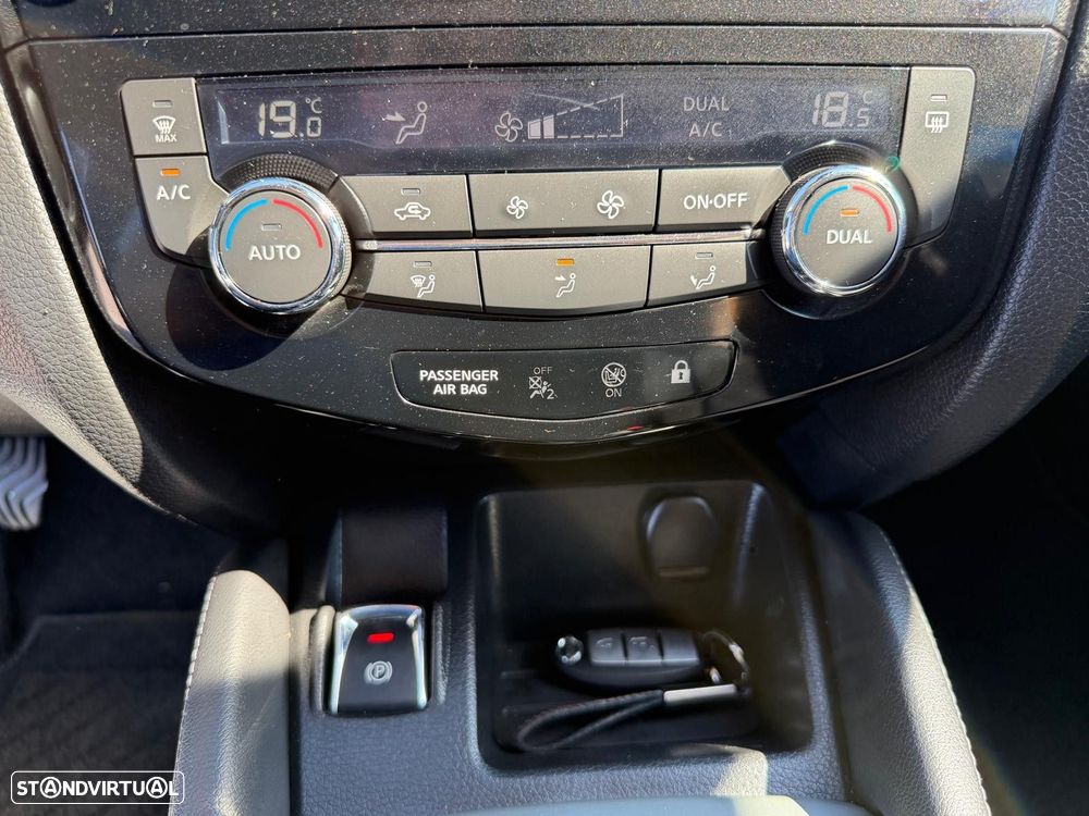 Nissan Qashqai 1.2 DIG-T N-Connecta 18 - 25
