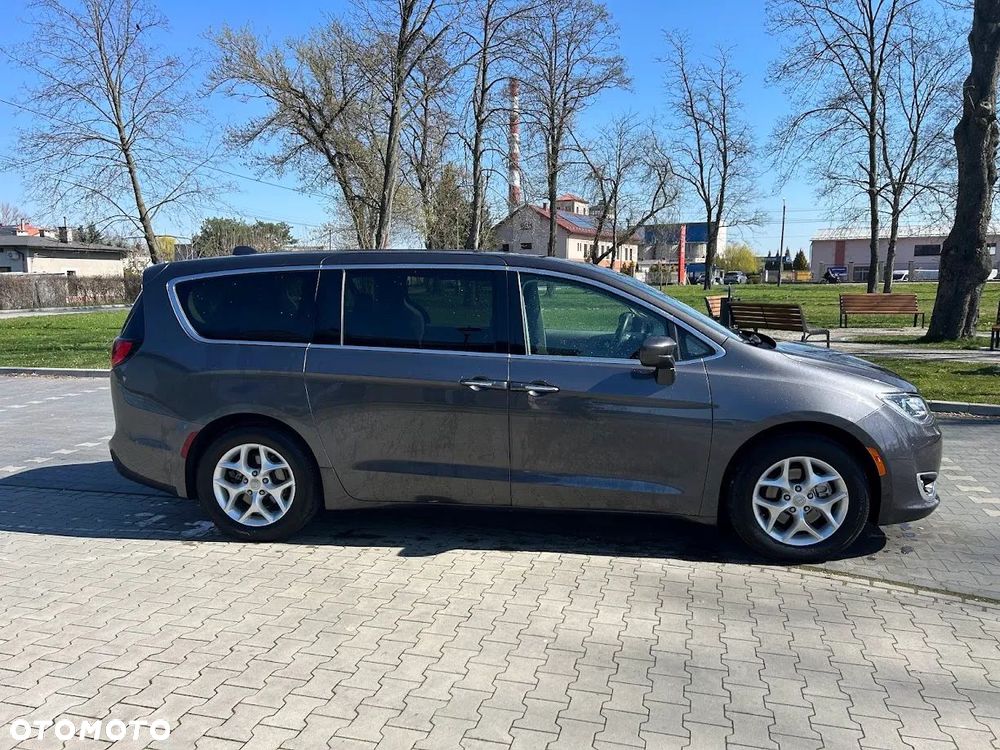 Chrysler Pacifica - 3