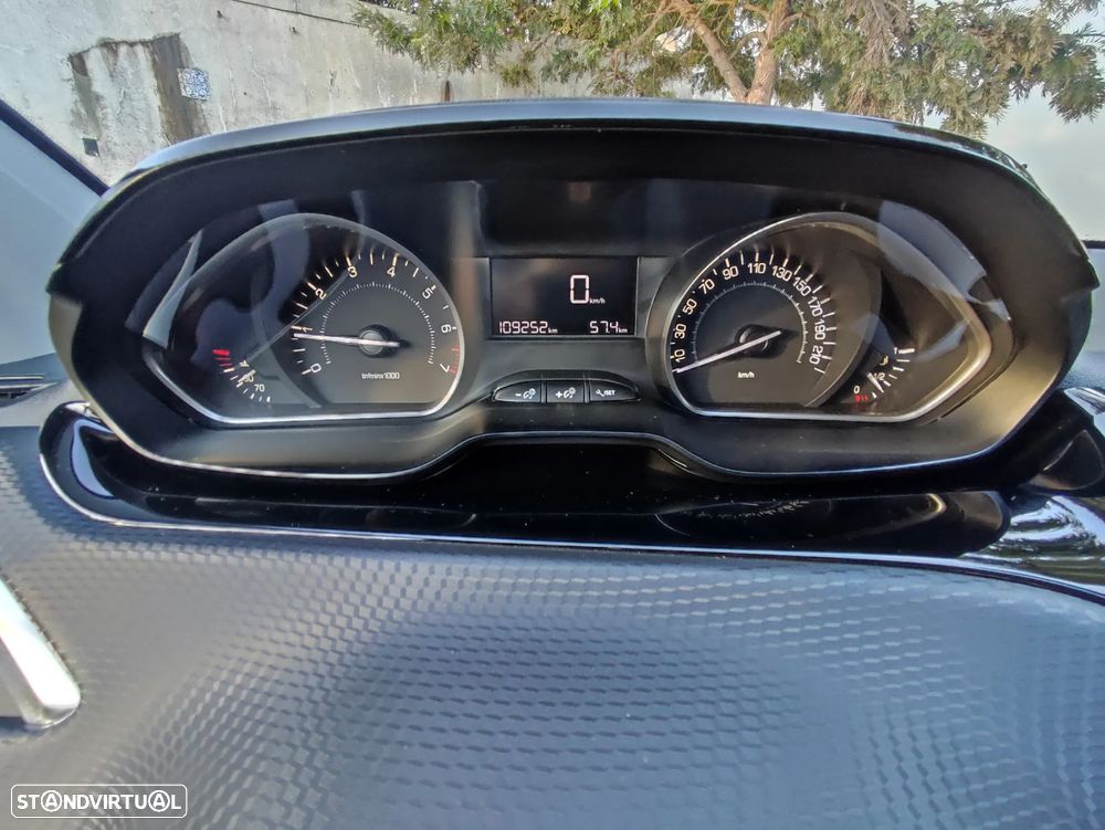 Peugeot 2008 1.2 PureTech Allure - 12