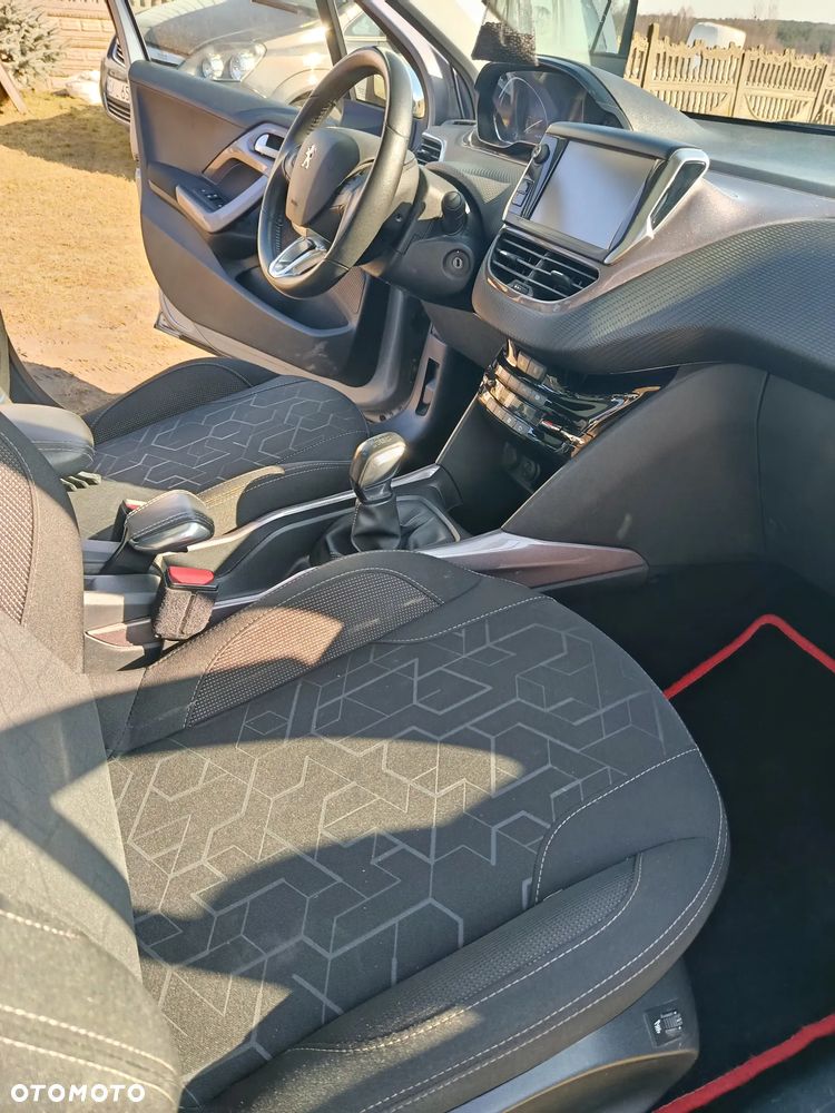 Peugeot 2008 1.2 Pure Tech Style S&S - 9