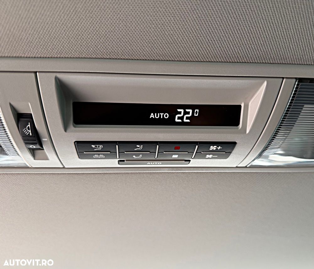 Volkswagen Caravelle - 40