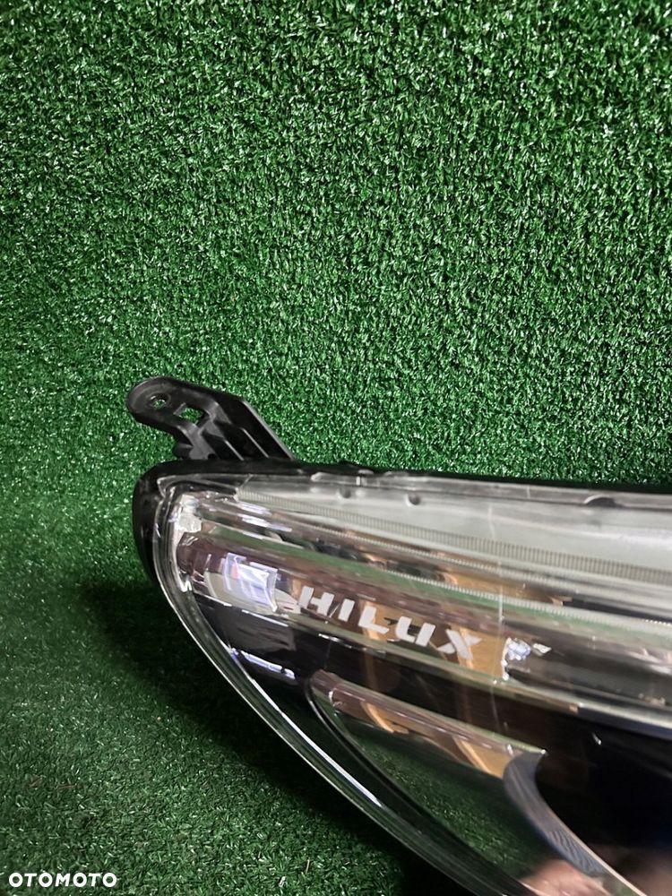 REFLEKTOR PRAWY TOYOTA HILUX VIII FULL LED - 2