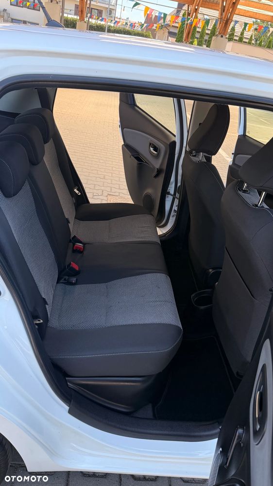 Toyota Yaris Hybrid 100 Dynamic - 12