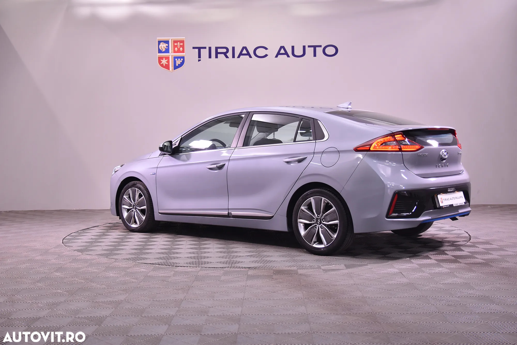 Hyundai IONIQ - 3