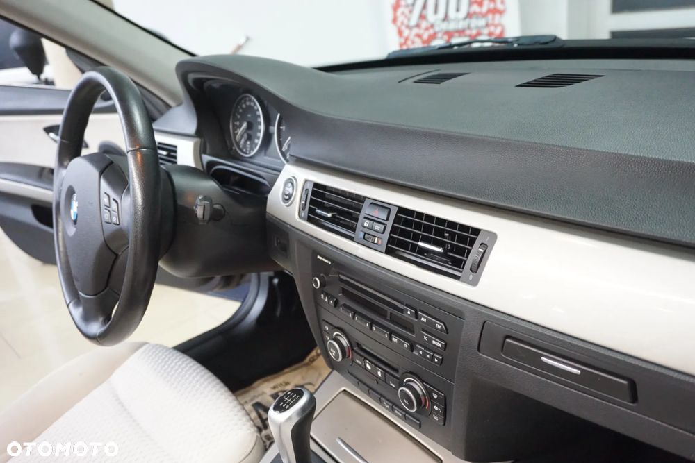 BMW Seria 3 320d xDrive - 23