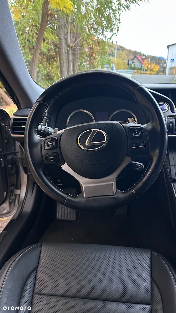 Lexus RC 300h - 28