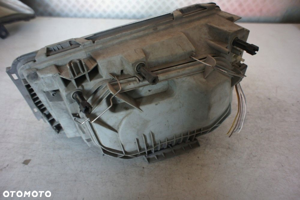 MERCEDES W124 LAMPA PRAWY PRZÓD - 3