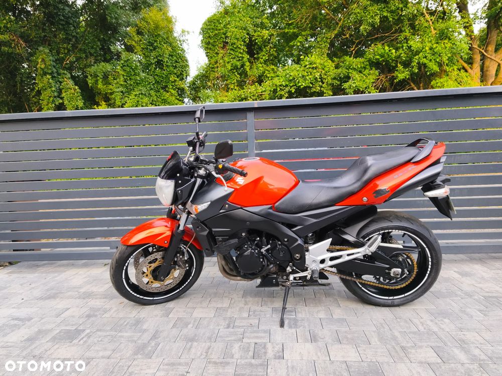 Suzuki GSR - 13