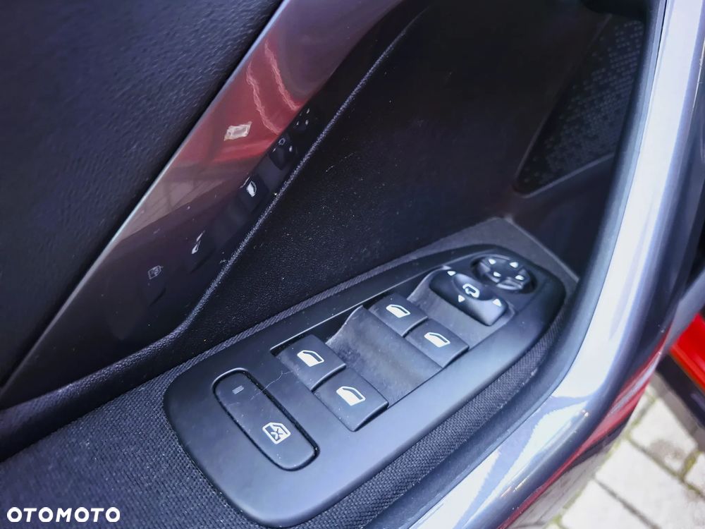 Peugeot 2008 1.2 Pure Tech Style S&S - 24