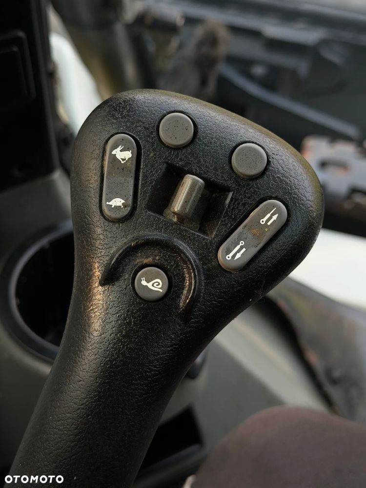 Bobcat S450 ładowarka 4x4 wózek terenowy. Łyżka. Pełne sterowanie z dżojstika jazda i praca. Aktualne serwisy DEKRA 2026r. Dokumentacja Pełna. Silnik Kubota 4cyl 55km. Maszyna Jak Nowa z Salonu! Pochodzi z Norweskiego Gospodarstwa! 2019 rok 1880 mtg! Zero luzów i wycieków. Bardzo mocna i wydajna maszyna o małych gabarytach! Idealna do stajni oraz Budownictwa. OKAZJA TANIO 3 wyjścia Hydrauliczne pod urządzenia!! - 38